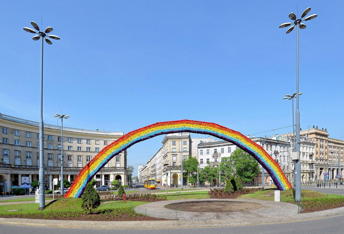 Kontrowersyjna „Tęcza” na placu Zbawiciela
