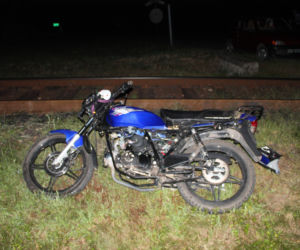 Zderzenie motocyklisty z pociagiem. Ciężko rannego 15-latka zabrał śmigłowiec LPR [ZDJĘCIA]