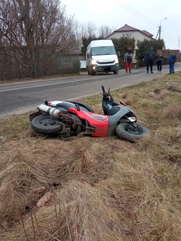 Skuterzysta bez kasku wbił się w w tira. Dramat pod Legionowem