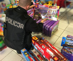 Policjanci zabezpieczyli podrobione dziecięce klocki