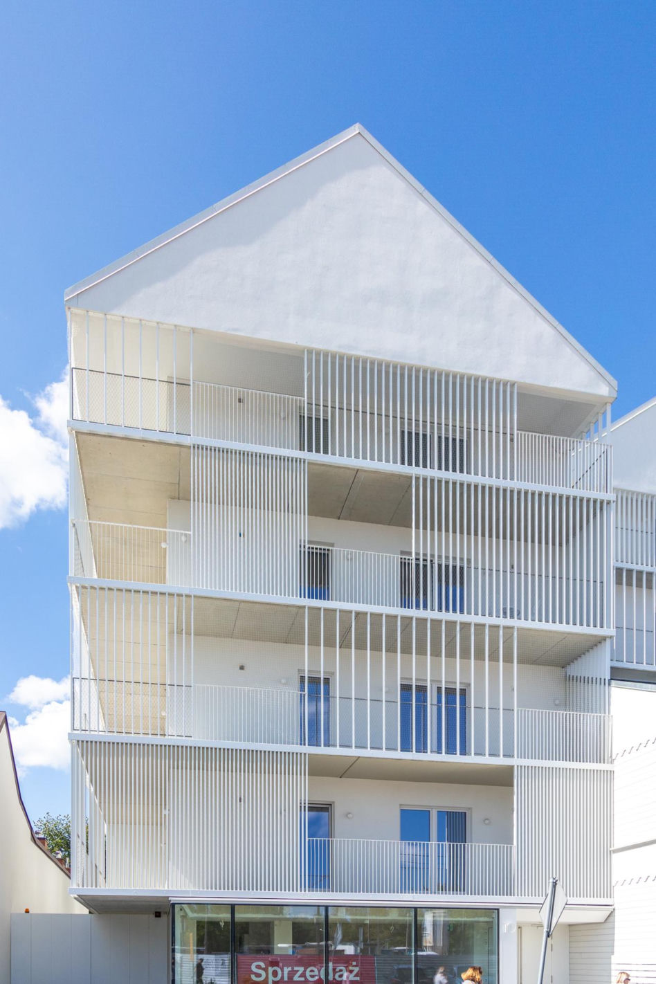 Dom Uniwersalny w Otwocku od MFR-MGR Architekci