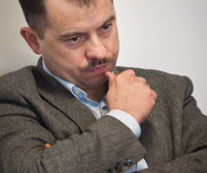 Warszawa. Znany polityk zmasakrował kolano rowerzystce