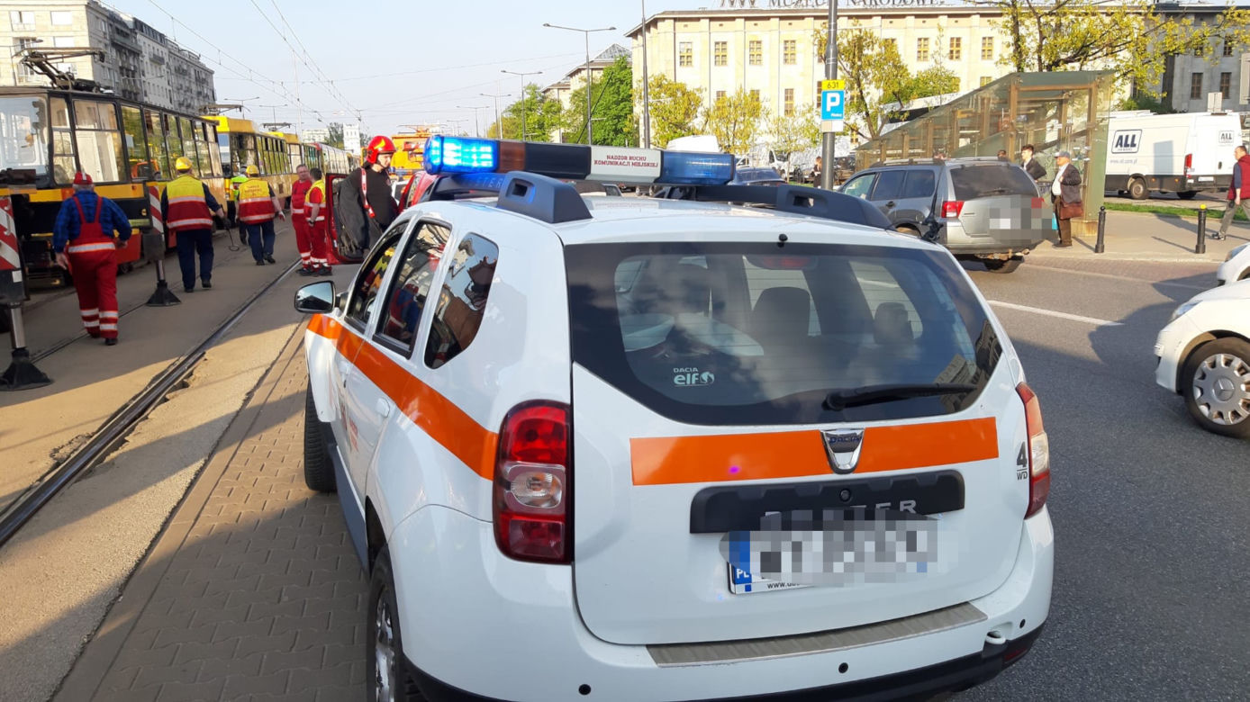  Poważny wypadek w centrum Warszawy! Piesza wpadła pod tramwaj