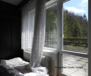 Lalka śpiąca w łóżku i urządzenia rehabilitacyjne. Co znajduje się w opuszczonym sanatorium przy polskiej granicy? [ZDJĘCIA]