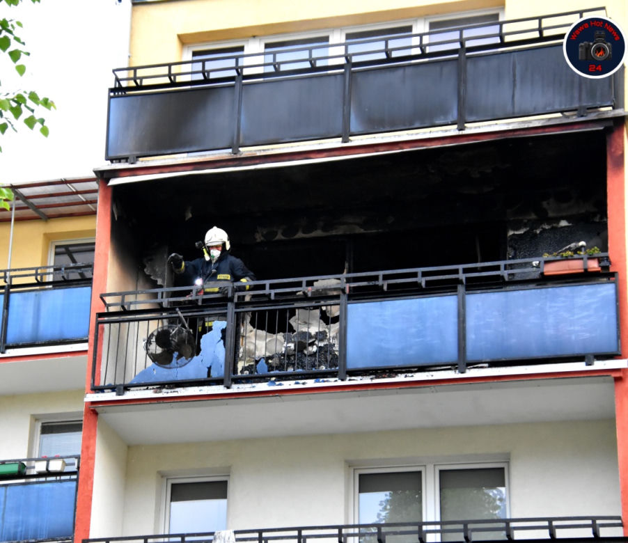 Makabryczny pożar w Pruszkowie. Mieszkanie w bloku płonęło jak zapałka. Nie żyje 17-latek