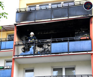 Makabryczny pożar w Pruszkowie. Mieszkanie w bloku płonęło jak zapałka. Nie żyje 17-latek