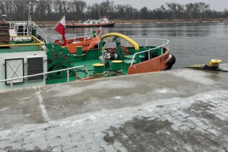 Polskie i niemieckie lodołamacze w akcji. Spektakularne kruszenie lodu na Odrze i jeziorze Dąbie