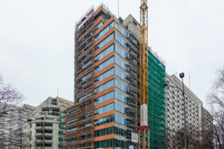 Z zewnątrz mieni się w słońcu, a w środku sztuka Anisha Kapoora. Apartamentowiec Flare w Warszawie