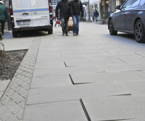 Deptak w centrum Warszawy za miliony w ruinie? Urzędnicy uspokajają, a internauci grzmią!