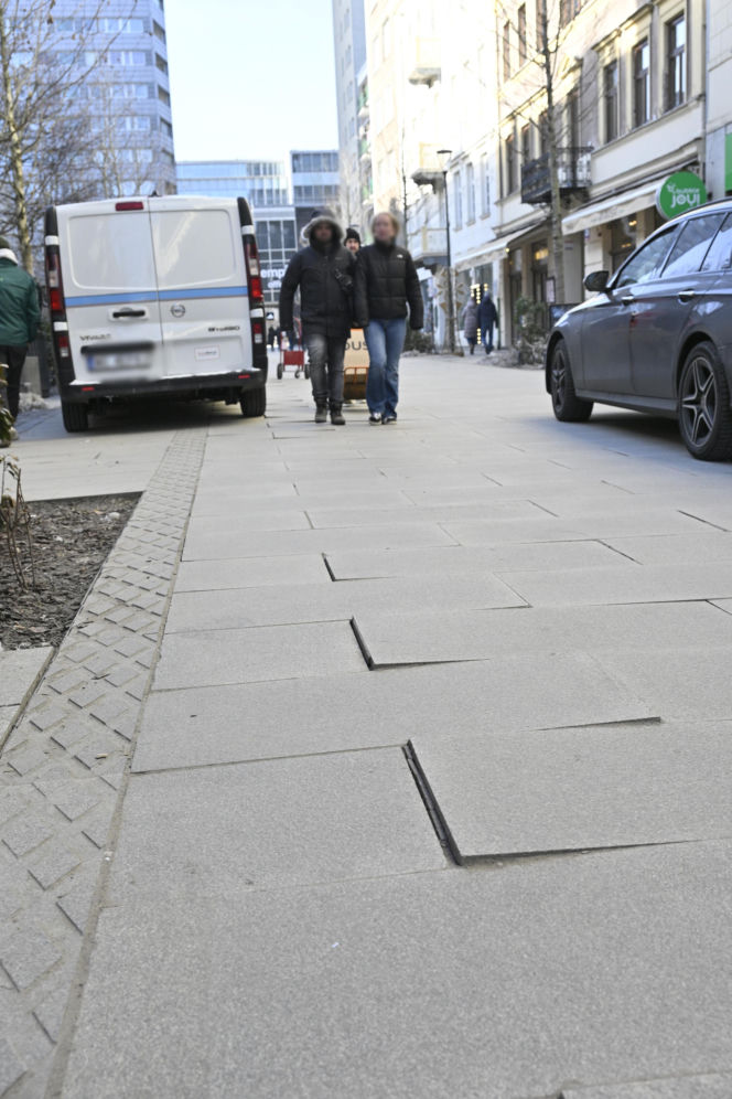 Deptak w centrum Warszawy za miliony w ruinie? Urzędnicy uspokajają, a internauci grzmią!