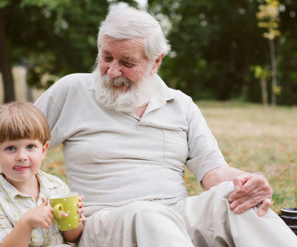 Życzenia na Dzień Dziadka 2026. Najlepsze wyrazy pamięci do złożenia dziadkom