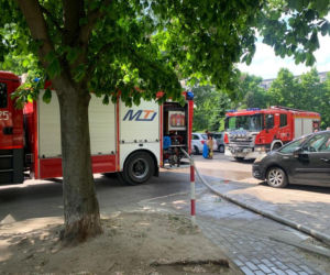 Pożar bloku na Gocławiu. Balkon wieżowca stanął w ogniu