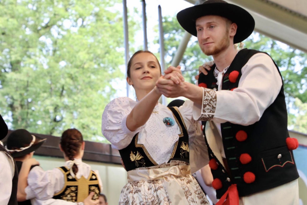 Rozpoczął się 60. jubileuszowy Tydzień Kultury Beskidzkiej. Przyjechało 20 zespołów z całego świata ZDJĘCIA, PROGRAM