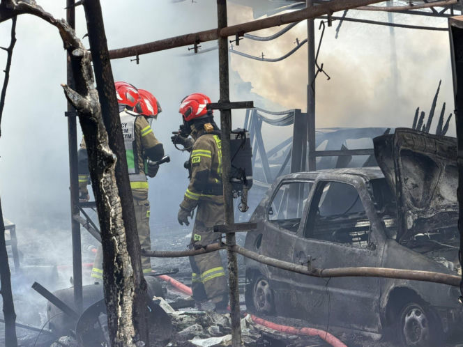 Dramatyczna walka z ogniem. Auta płonęły jak zapałki, dwie osoby w szpitalu!