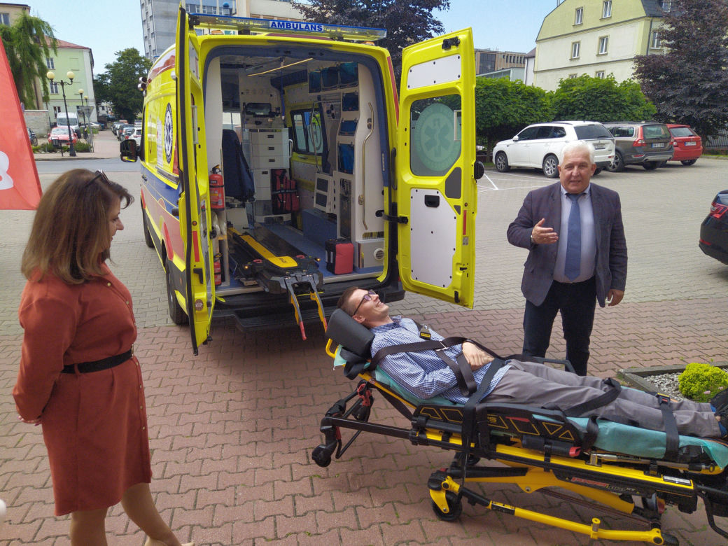 Jak wygląda karetka bariatryczna zakupiona z BOM dla rejonu siedleckiego