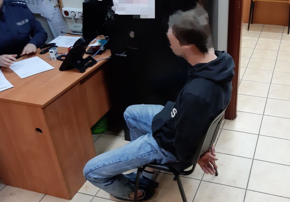 Siemiatycze. Podlaskie. Audi stanęło na polu. Kierowca uciekał dalej