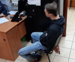 Siemiatycze. Podlaskie. Audi stanęło na polu. Kierowca uciekał dalej