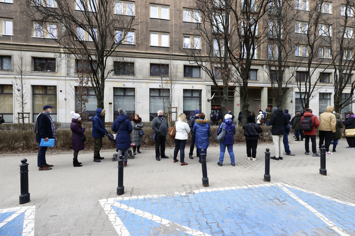 Ogromne kolejki przed urzędami. Mieszkańcy rzucili się po paszporty