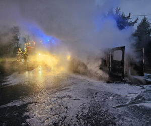 Pożar busa na drodze powiatowej w Żelichowie. Auto spłonęło doszczętnie