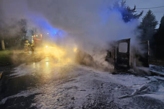 Pożar busa na drodze powiatowej w Żelichowie. Auto spłonęło doszczętnie