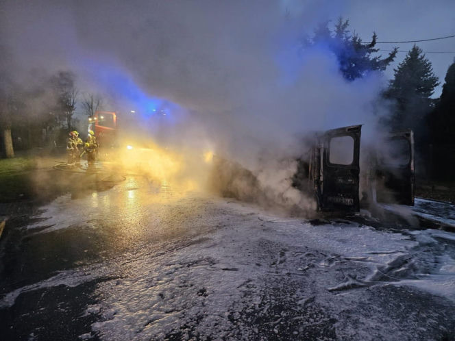 Pożar busa na drodze powiatowej w Żelichowie. Auto spłonęło doszczętnie