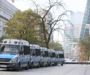 Policja pod kościołami w Warszawie