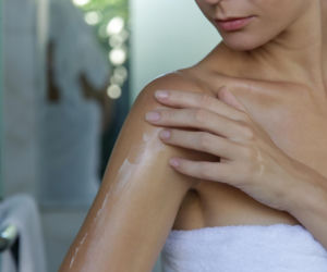 Te krostki na ramionach to nie trądzik. Dermatolodzy mówią wprost: jeden błąd robi prawie każdy