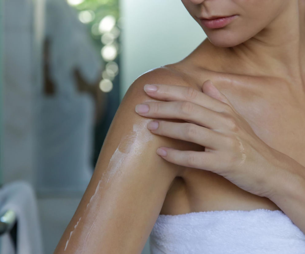 Te krostki na ramionach to nie trądzik. Dermatolodzy mówią wprost: jeden błąd robi prawie każdy