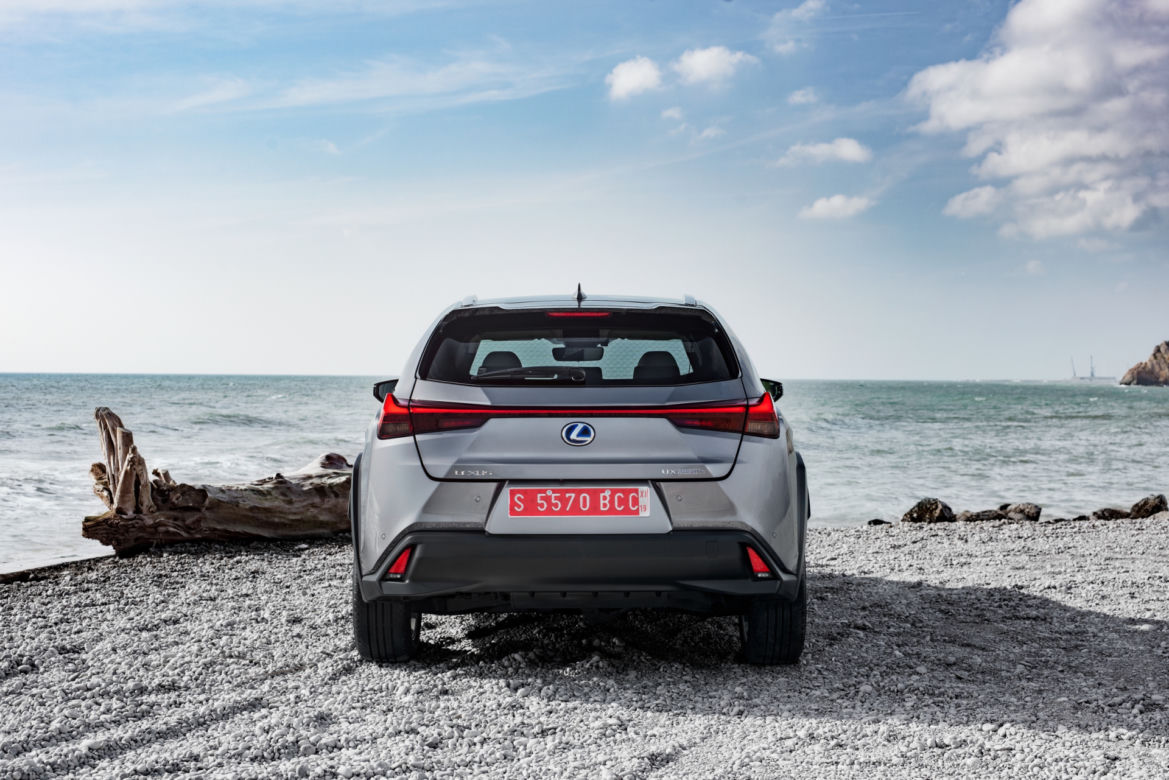 Lexus UX 250h E-Four Omotenashi