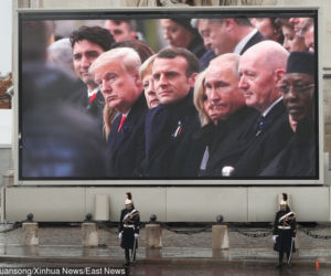 Święto pokoju w Paryżu. Trump w żelaznym uścisku Macrona.
