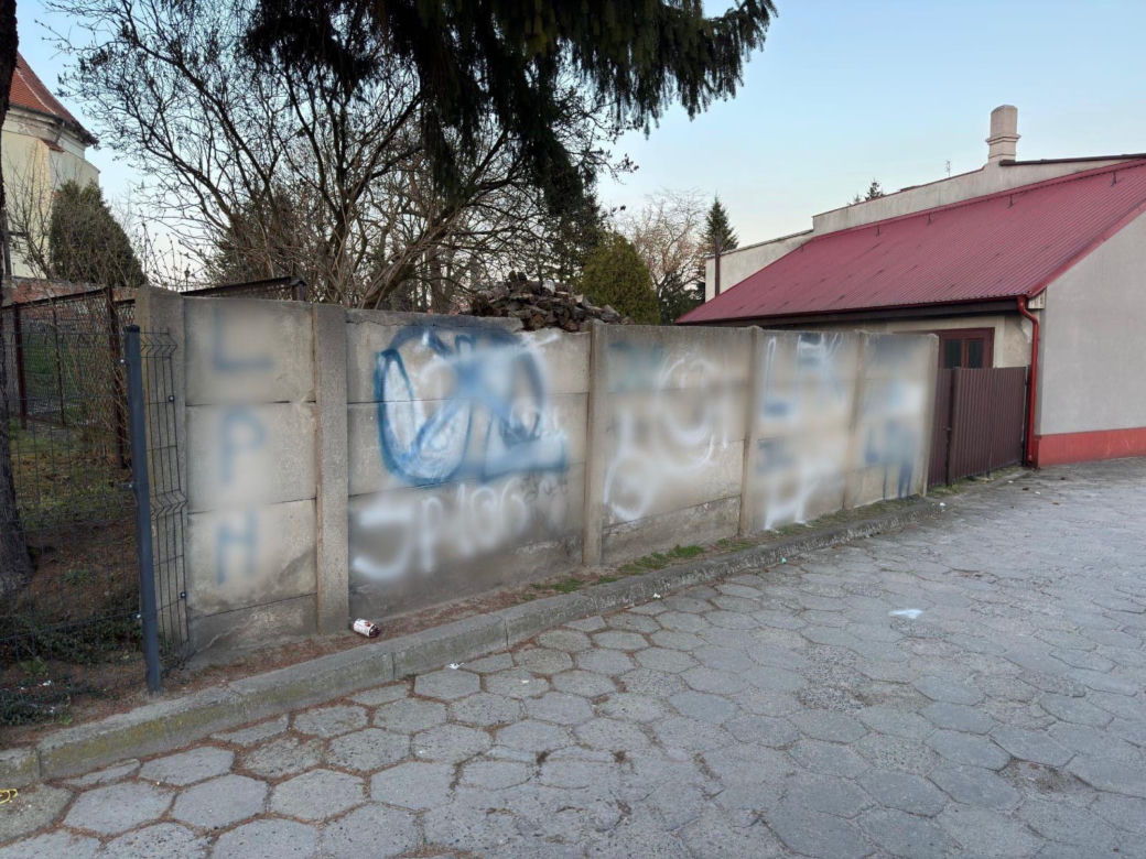 Wandale w Poniecu. Uszkodzili ogrodzenie kościoła i budynków mieszkalnych