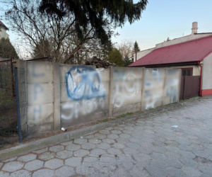 Wandale w Poniecu. Uszkodzili ogrodzenie kościoła i budynków mieszkalnych