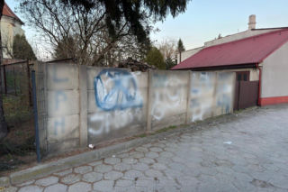 Wandale w Poniecu. Uszkodzili ogrodzenie kościoła i budynków mieszkalnych