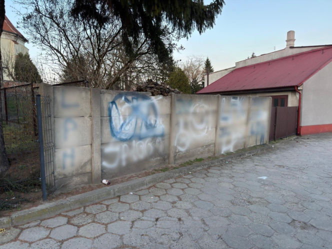 Wandale w Poniecu. Uszkodzili ogrodzenie kościoła i budynków mieszkalnych