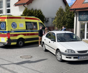 Koszmar na Bielanach. Toyota gruchnęła w pieszego. Polała się krew