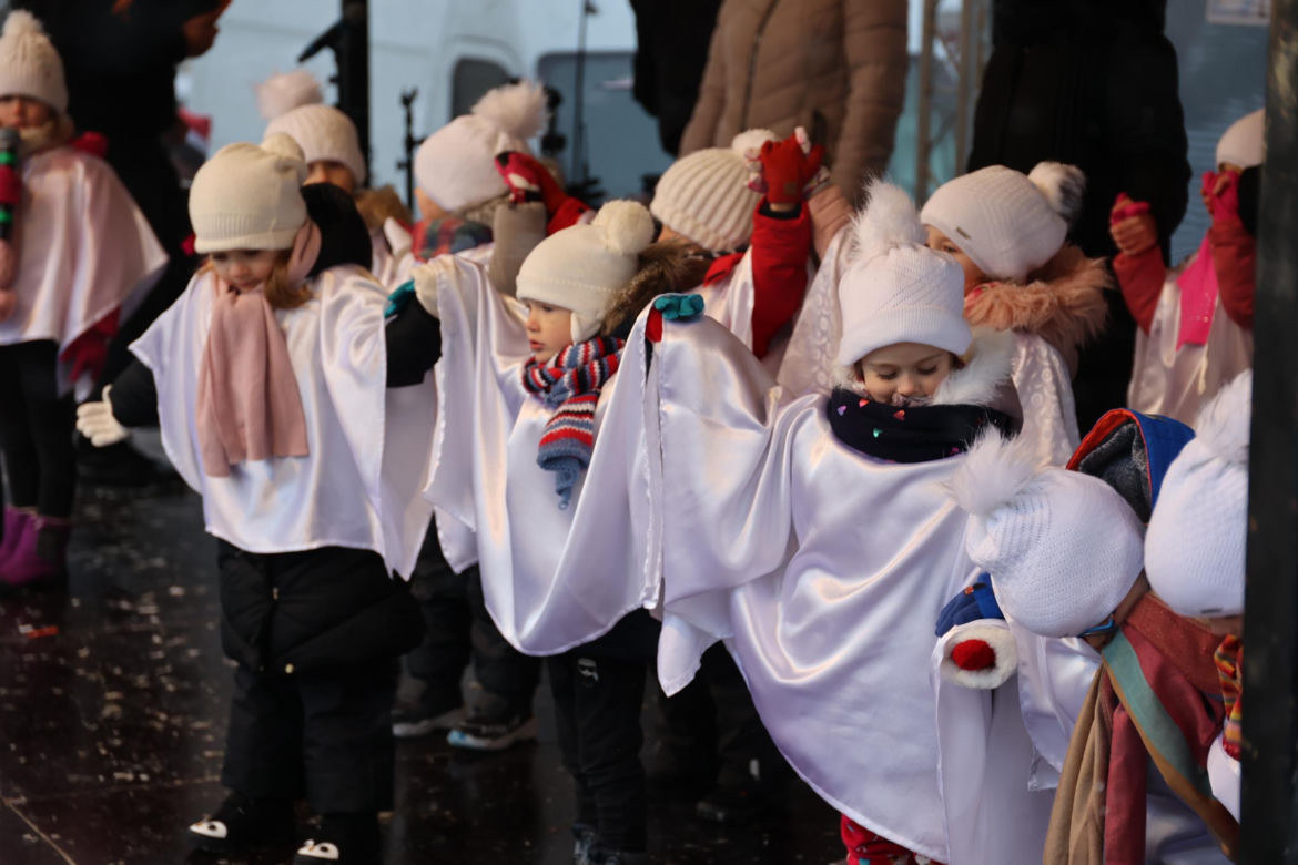 Orszak Świętego Mikołaja 2023 przeszedł przez Lublin. Było śnieżnie i radośnie! 