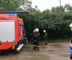 Wysoka: Przyjechał na sygnale do ukochanej. Wszedł na balkon i padł na kolana [WIDEO]