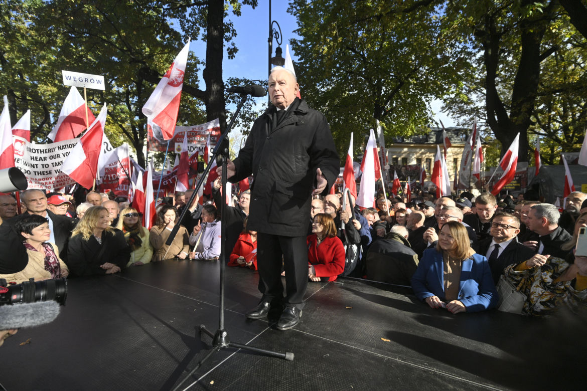 Jarosław Kaczyński w trakcie protestu przed Trybunałem Konstytucyjnym