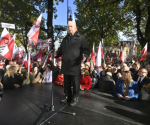 Jarosław Kaczyński w trakcie protestu przed Trybunałem Konstytucyjnym