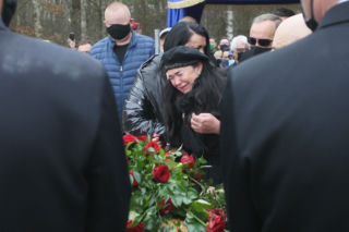 Ogromna rozpacz Ewy Krawczyk. Żona Krzysztofa Krawczyka zalała się łzami. Rozdzierające ujęcia z pogrzebu