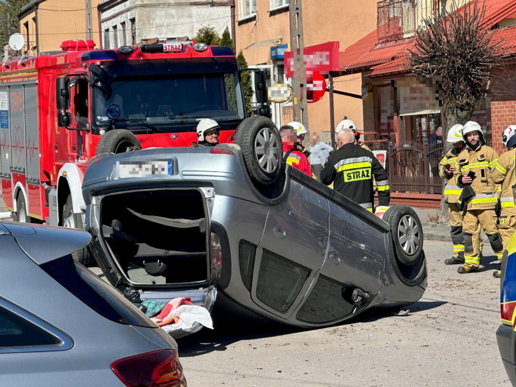 Emeryt wjechał w kobietę, która wsadzała dzieci do samochodu. Koszmarny wypadek pod Warszawą 