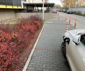 Ładowanie samochodu elektrycznego w budynku wielorodzinnym