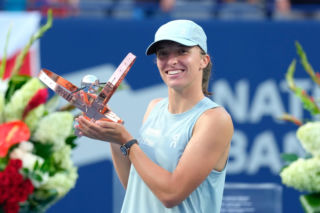 Iga Świątek w zabawie z psem po finale WTA Toronto