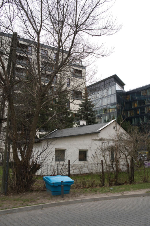 Nie dał się miejskim molochom. Mieszka w domku pośród wieżowców w samym centrum Warszawy