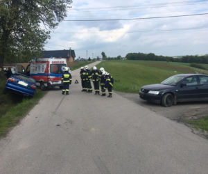 Nissan wylądował w rowie po zderzeniu z volkswagenem. Kolizja w Lubczy