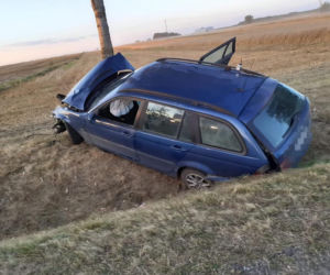 Kierowca BMW wypadł z drogi na zakręcie. Samochód uderzył w drzewo [ZDJECIA]