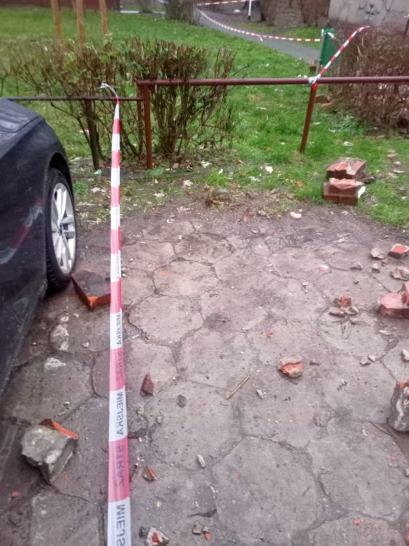 4-metrowy mur runął na parking na Woli