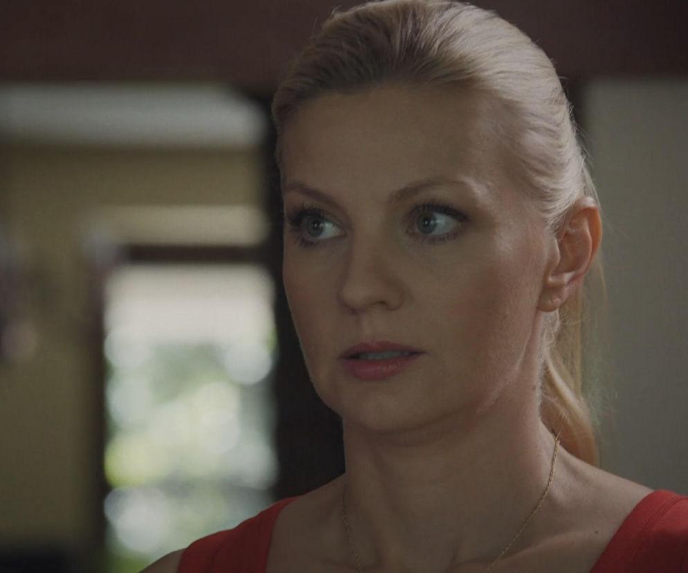 Aktorka Katarzyna Kołeczek jako Jagoda w serialu M jak miłość. Ma blond włosy zebrane w kucyk, na szyi delikatny łańcuszek, ubrana jest w czerwoną bluzkę i patrzy w bok. Jej mina wyraża zaniepokojenie. Więcej o Jagodzie i innych bohaterach przeczytasz na stronie Super Seriale.