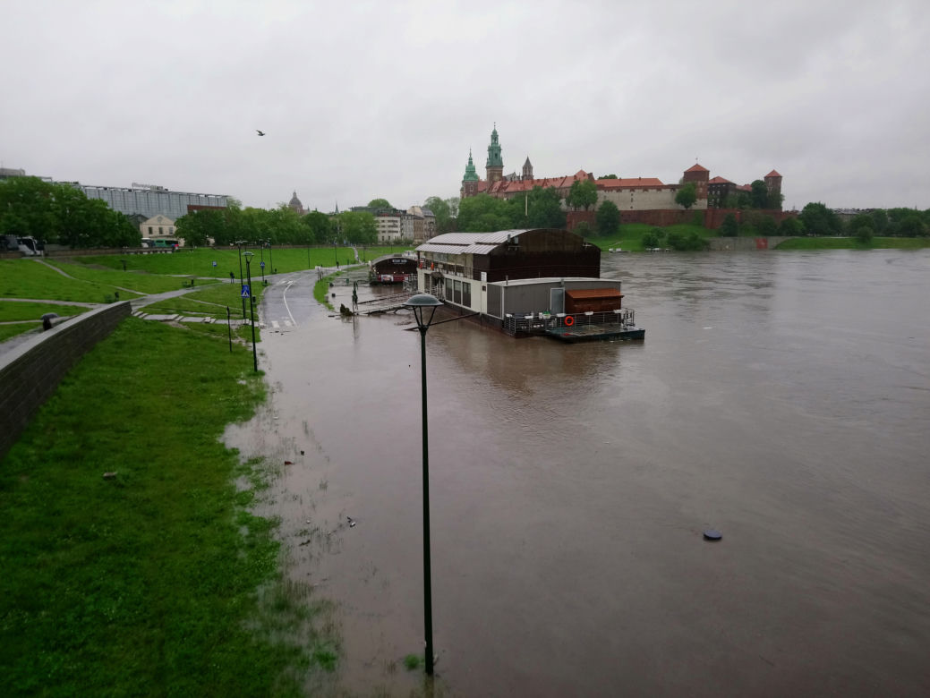 Powódź w Krakowie: Poziom Wisły dramatycznie rośnie. Most Dębnicki zagrożony?