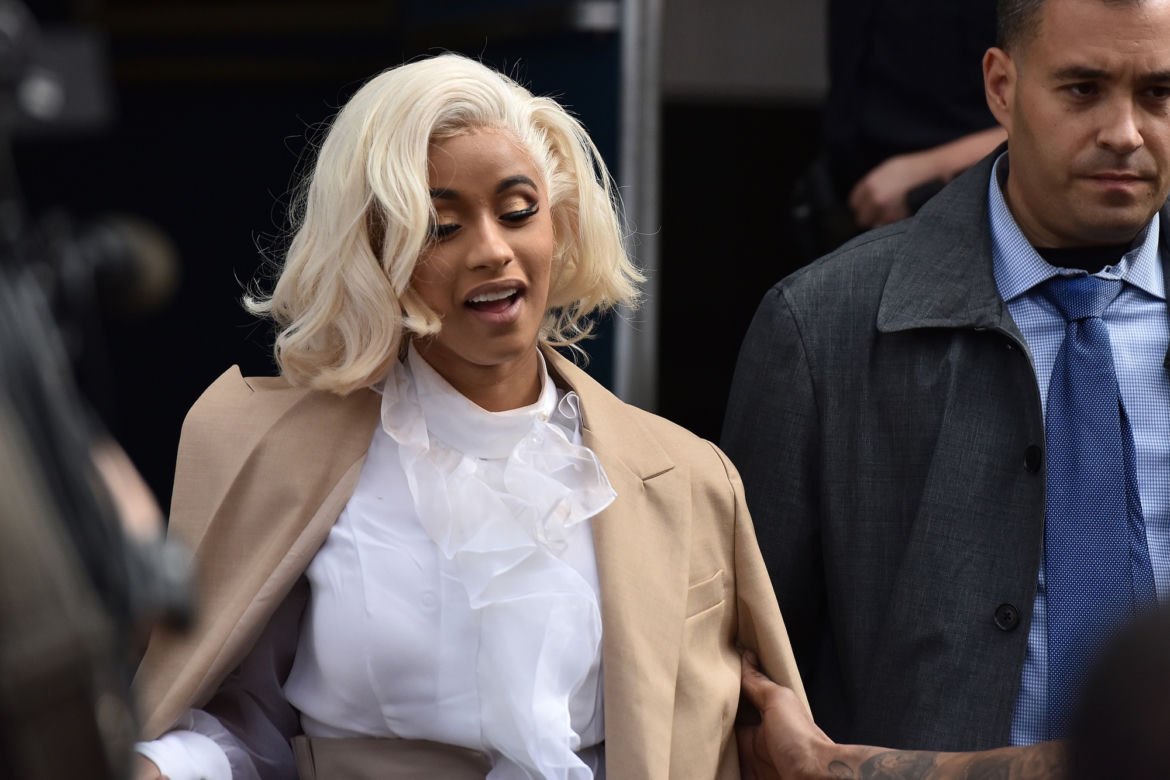 Cardi B wychodzi z komisariatu